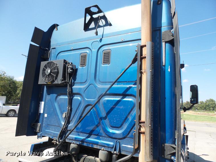 image for item DC5289 2009 Freightliner Cascadia semi truck