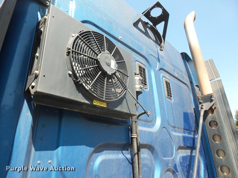 image for item DC5289 2009 Freightliner Cascadia semi truck