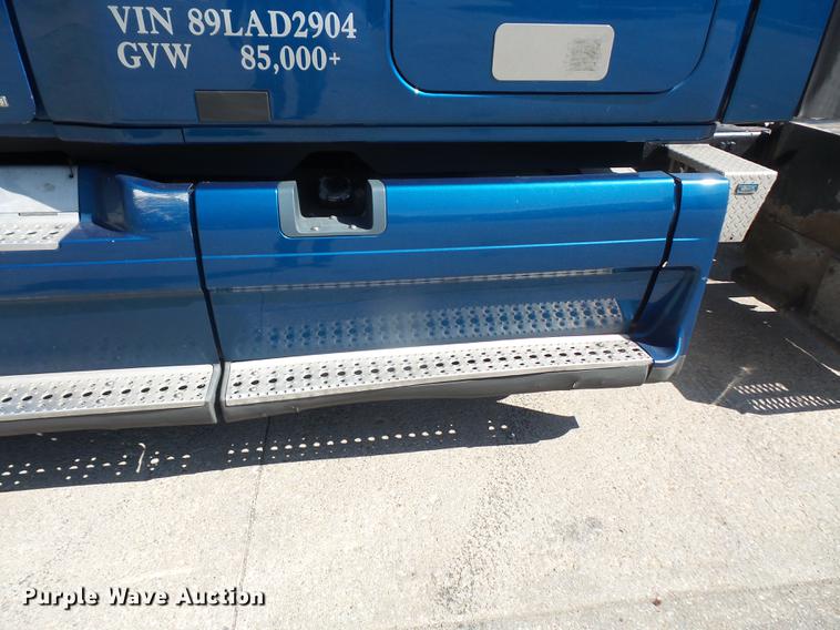 image for item DC5289 2009 Freightliner Cascadia semi truck