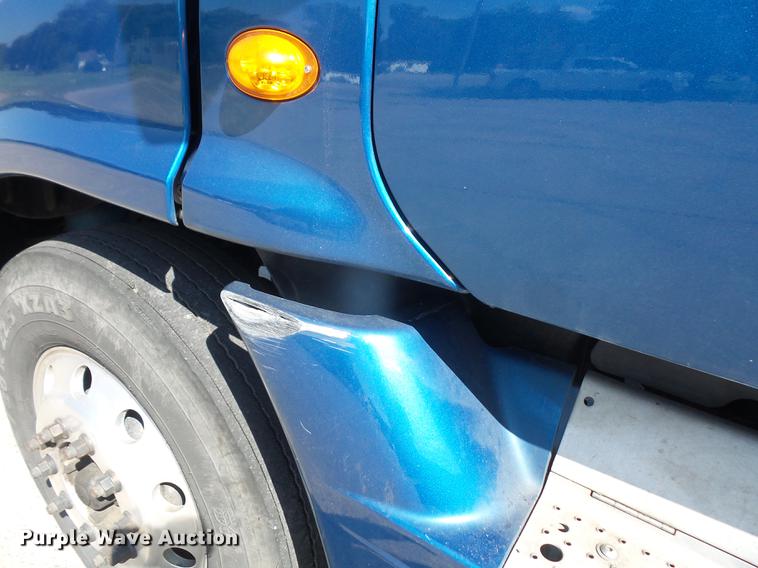 image for item DC5289 2009 Freightliner Cascadia semi truck