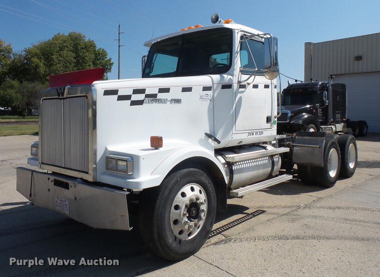 image for item DC5290 2001 Western Star 4964FX semi truck
