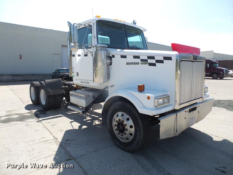 image for item DC5290 2001 Western Star 4964FX semi truck