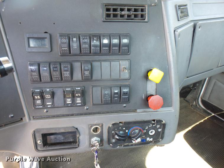 image for item DC5290 2001 Western Star 4964FX semi truck