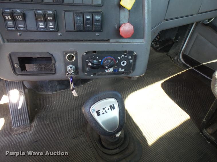 image for item DC5290 2001 Western Star 4964FX semi truck