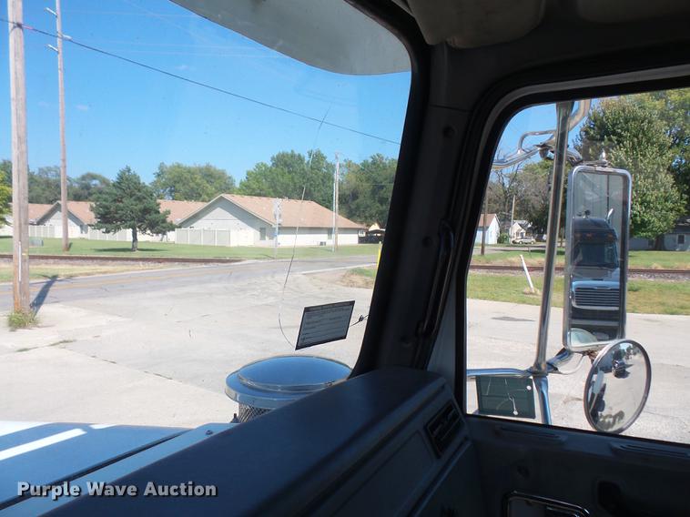 image for item DC5290 2001 Western Star 4964FX semi truck