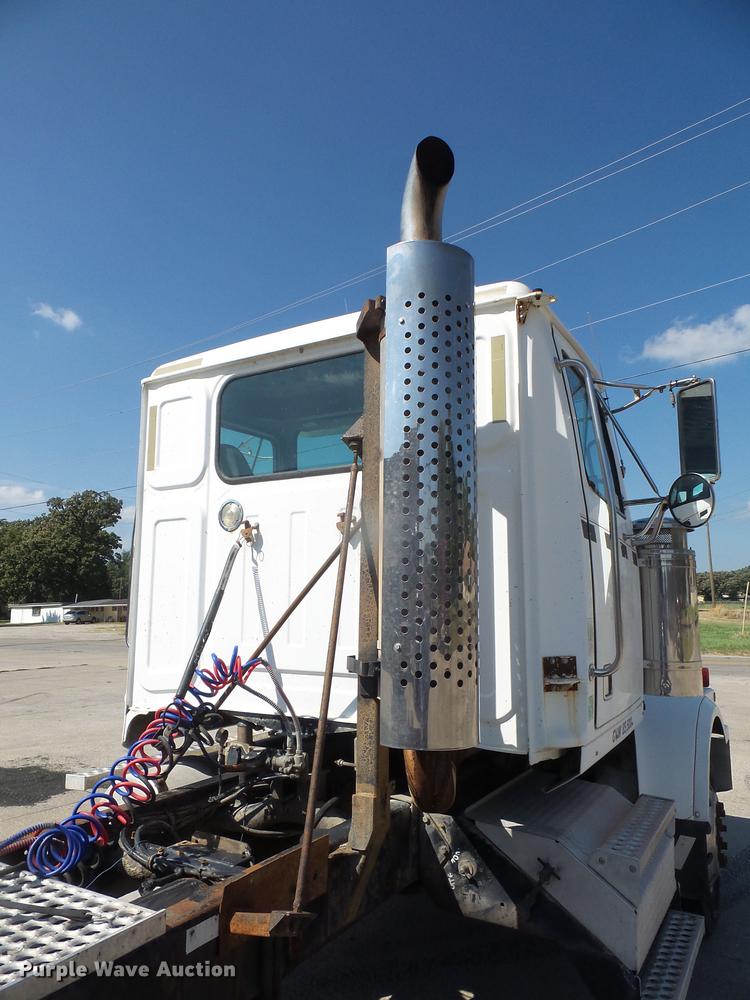 image for item DC5290 2001 Western Star 4964FX semi truck