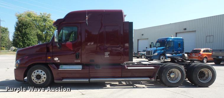 image for item DC5291 2011 Freightliner Cascadia semi truck