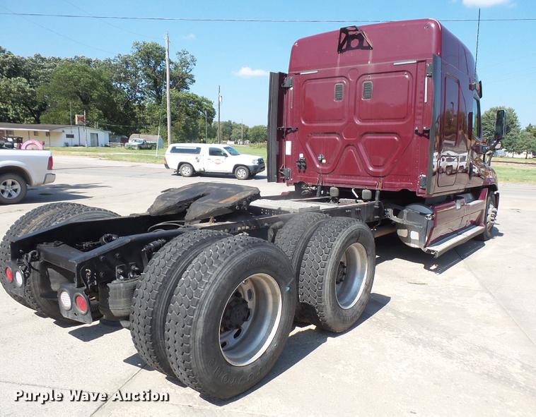 image for item DC5291 2011 Freightliner Cascadia semi truck