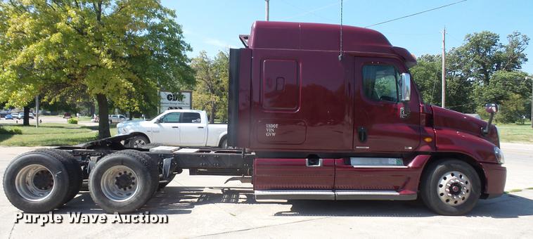 image for item DC5291 2011 Freightliner Cascadia semi truck