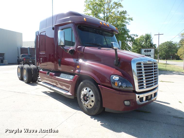 image for item DC5291 2011 Freightliner Cascadia semi truck