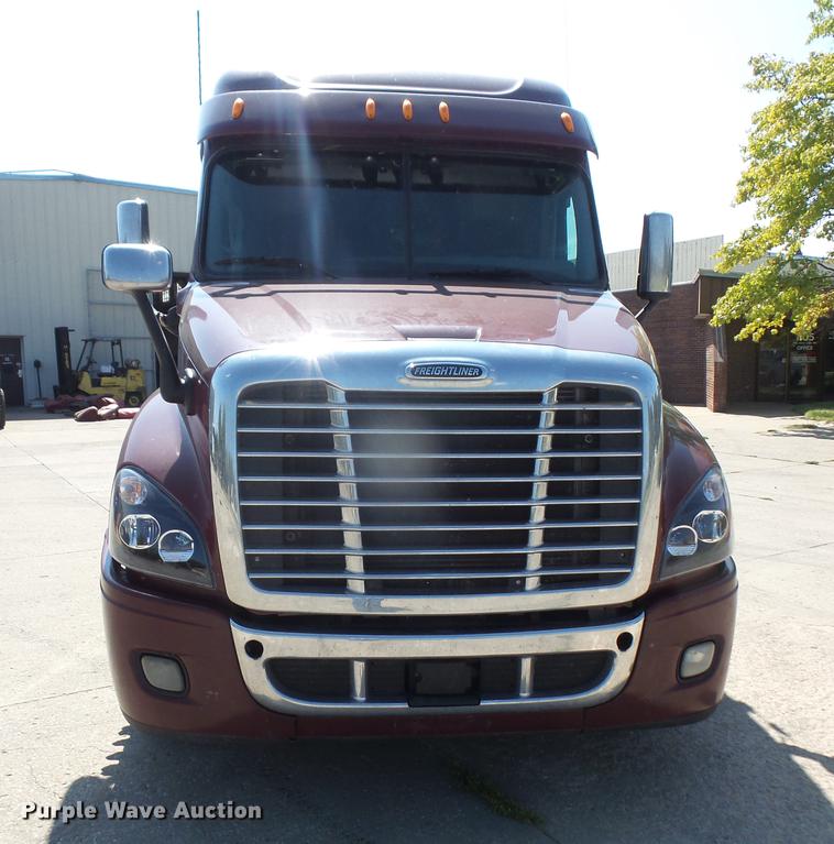 image for item DC5291 2011 Freightliner Cascadia semi truck