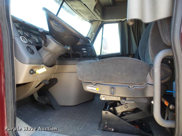 image for item DC5291 2011 Freightliner Cascadia semi truck