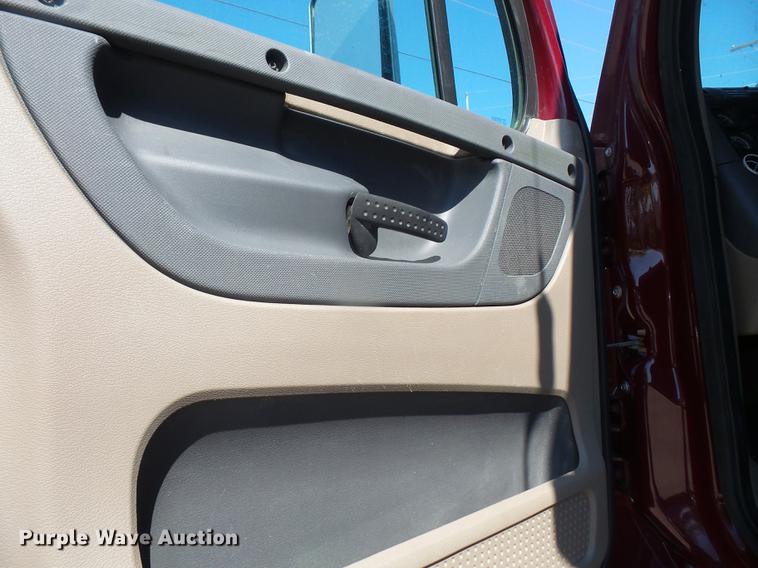 image for item DC5291 2011 Freightliner Cascadia semi truck