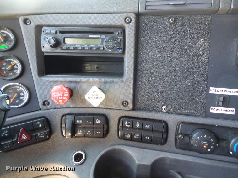 image for item DC5291 2011 Freightliner Cascadia semi truck