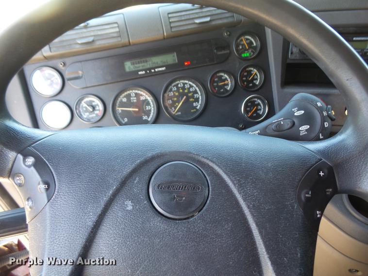 image for item DC5291 2011 Freightliner Cascadia semi truck