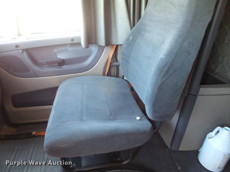 image for item DC5291 2011 Freightliner Cascadia semi truck