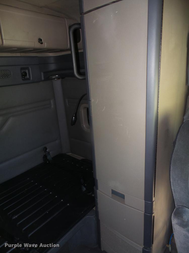 image for item DC5291 2011 Freightliner Cascadia semi truck