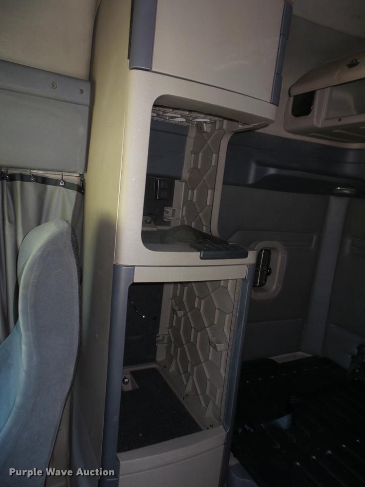 image for item DC5291 2011 Freightliner Cascadia semi truck