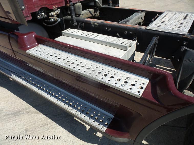 image for item DC5291 2011 Freightliner Cascadia semi truck