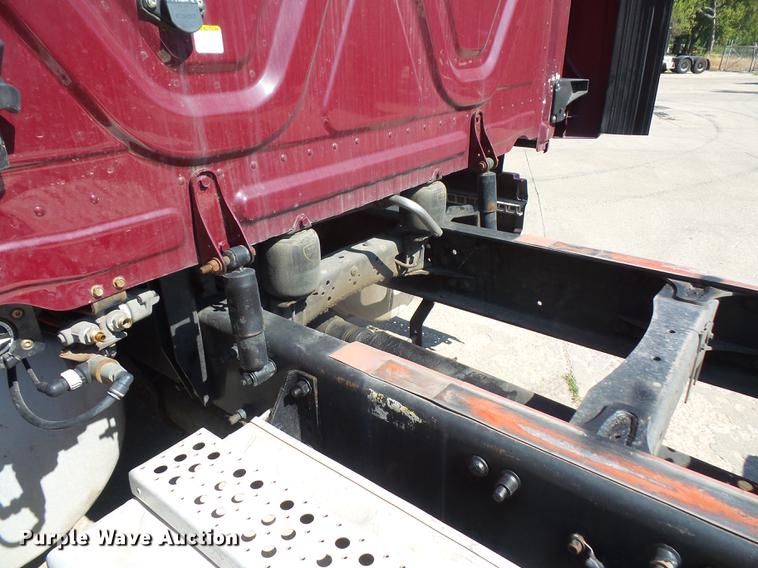 image for item DC5291 2011 Freightliner Cascadia semi truck