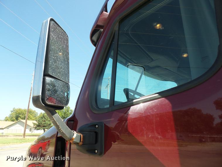 image for item DC5291 2011 Freightliner Cascadia semi truck