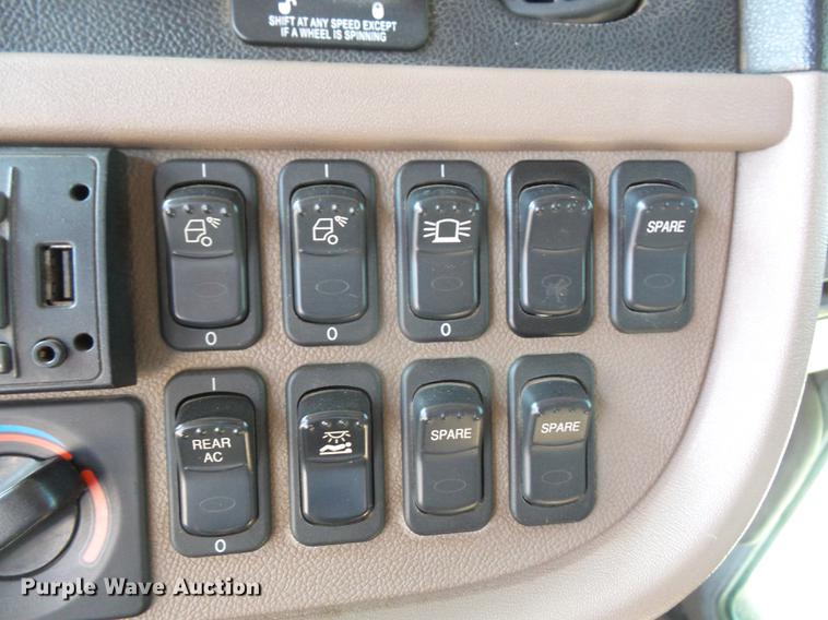 image for item DC5303 2012 Peterbilt 386 semi truck