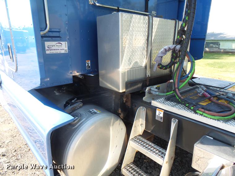 image for item DC5303 2012 Peterbilt 386 semi truck