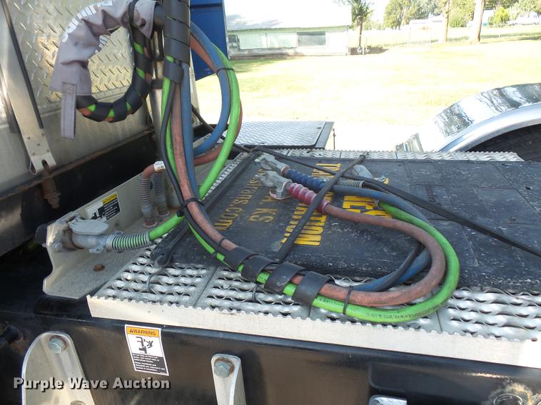 image for item DC5303 2012 Peterbilt 386 semi truck