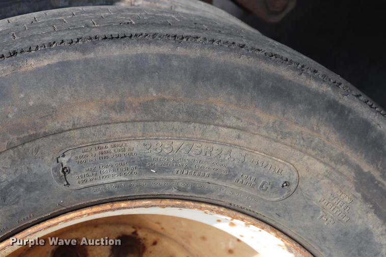 image for item ED9537 1992 Trail Mobile flatbed trailer