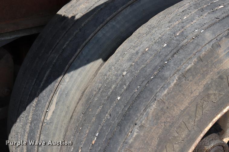 image for item ED9537 1992 Trail Mobile flatbed trailer