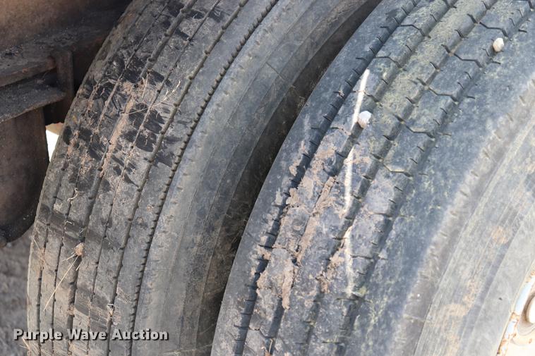 image for item ED9537 1992 Trail Mobile flatbed trailer