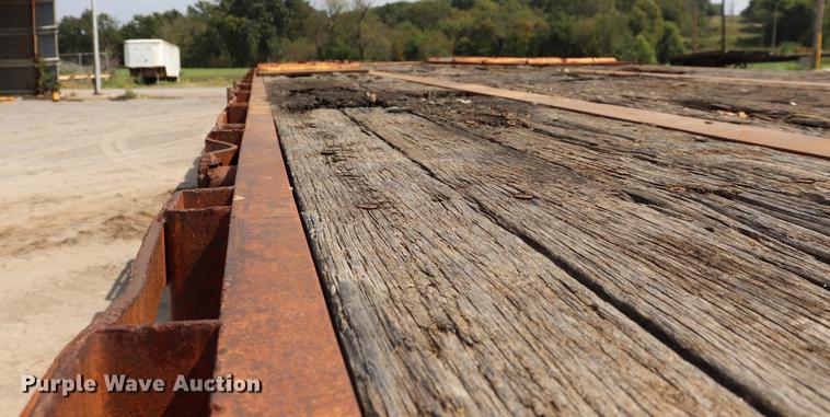 image for item ED9537 1992 Trail Mobile flatbed trailer