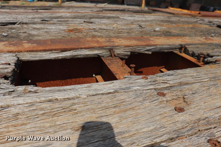 image for item ED9537 1992 Trail Mobile flatbed trailer