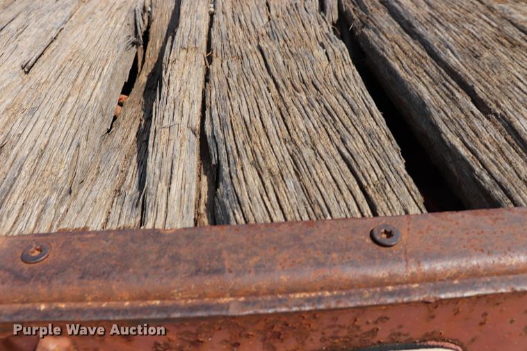 image for item ED9537 1992 Trail Mobile flatbed trailer