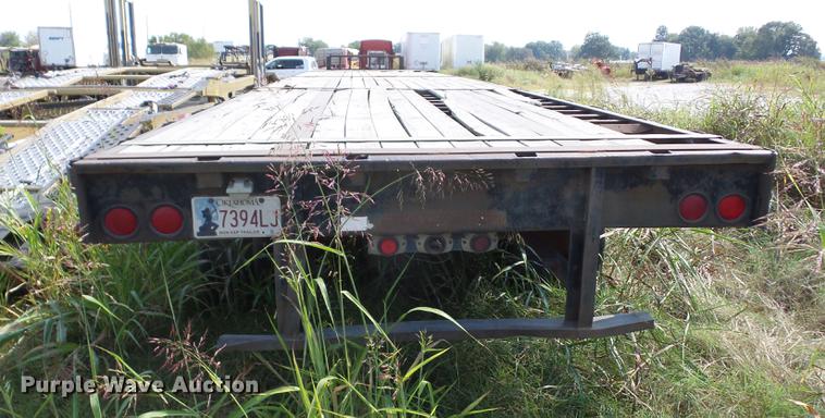 image for item J8589 1985 Fruehauf flatbed trailer