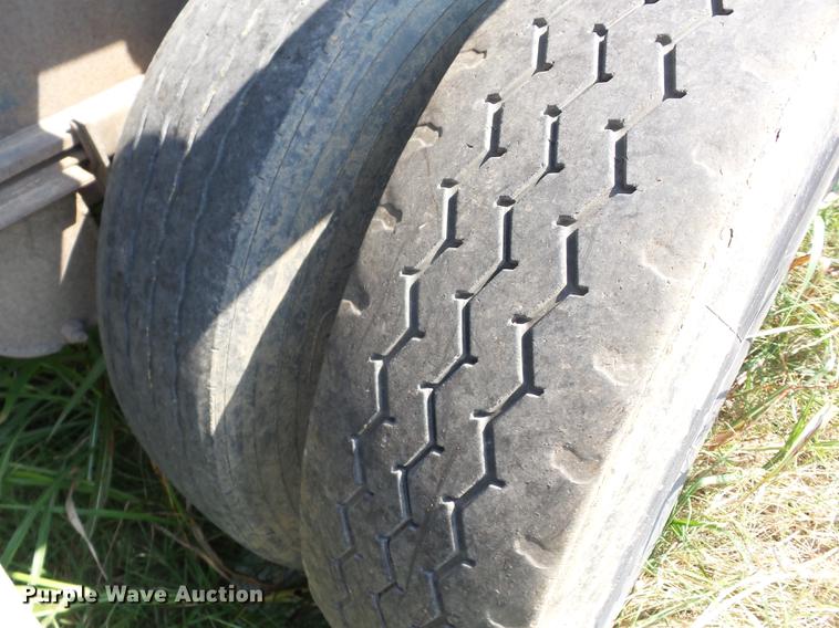 image for item J8589 1985 Fruehauf flatbed trailer