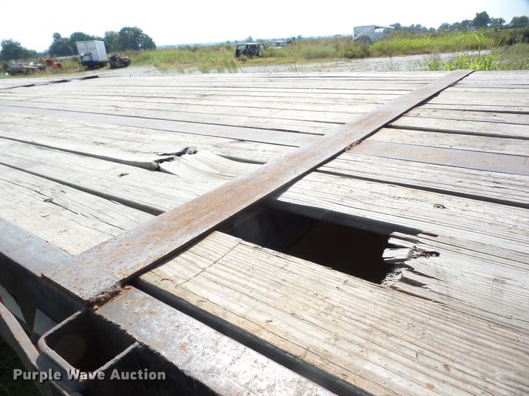 image for item J8589 1985 Fruehauf flatbed trailer