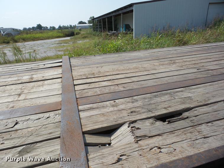 image for item J8589 1985 Fruehauf flatbed trailer