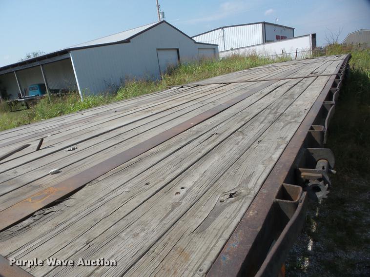 image for item J8589 1985 Fruehauf flatbed trailer