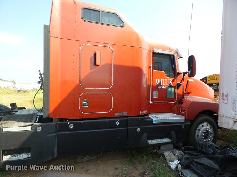 image for item J8590 1995 Kenworth T600 semi truck