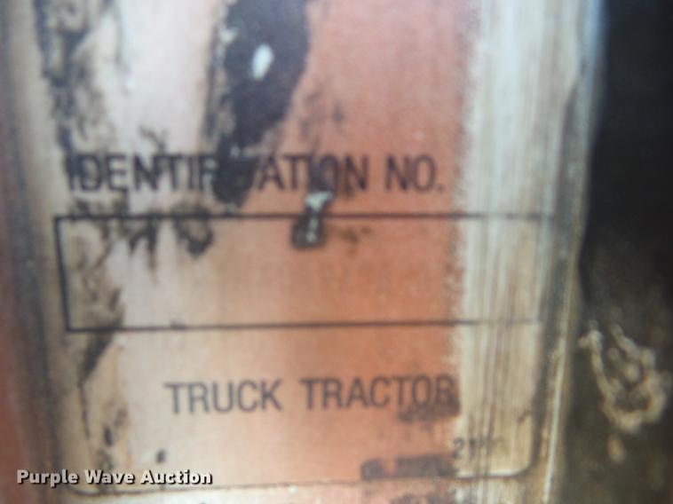 image for item J8590 1995 Kenworth T600 semi truck