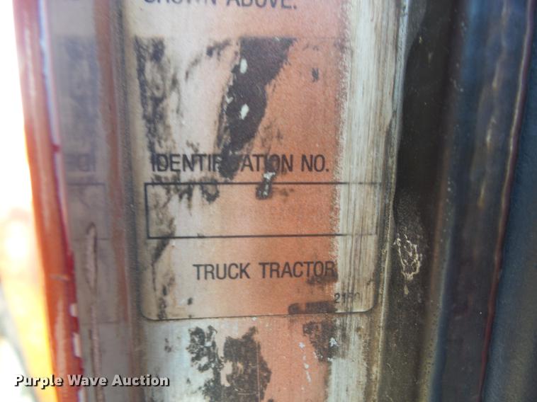 image for item J8590 1995 Kenworth T600 semi truck