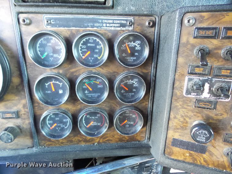 image for item J8590 1995 Kenworth T600 semi truck