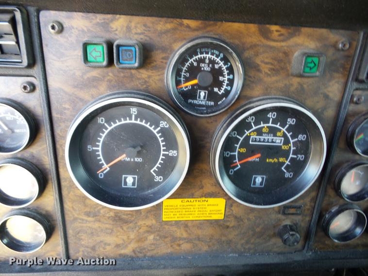 image for item J8590 1995 Kenworth T600 semi truck