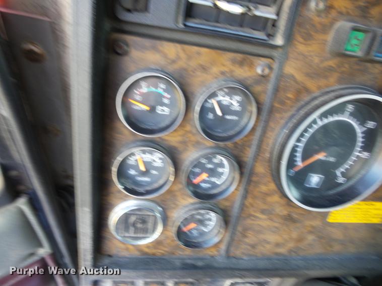 image for item J8590 1995 Kenworth T600 semi truck