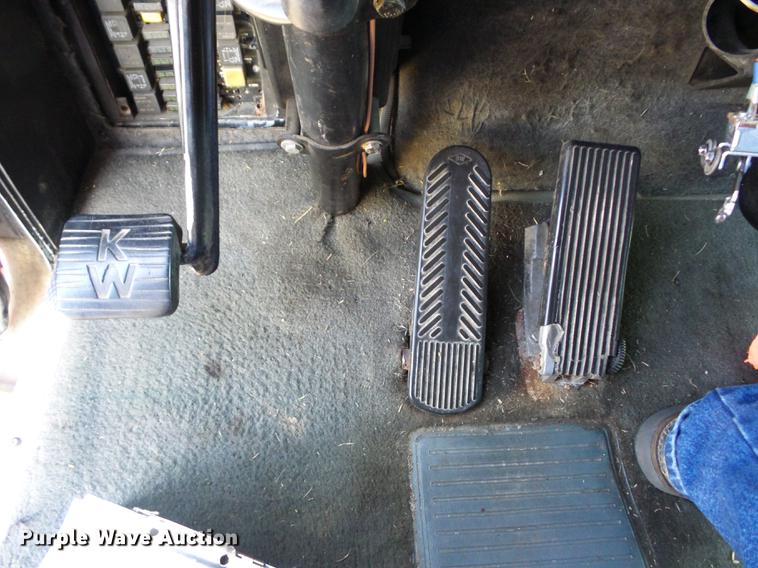 image for item J8590 1995 Kenworth T600 semi truck