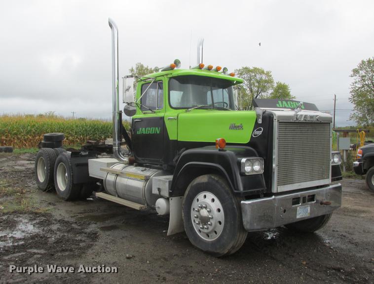 image for item K6113 1981 Mack RWS778LST semi truck
