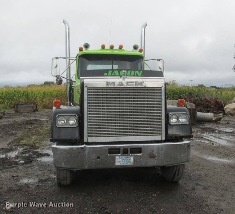 image for item K6113 1981 Mack RWS778LST semi truck
