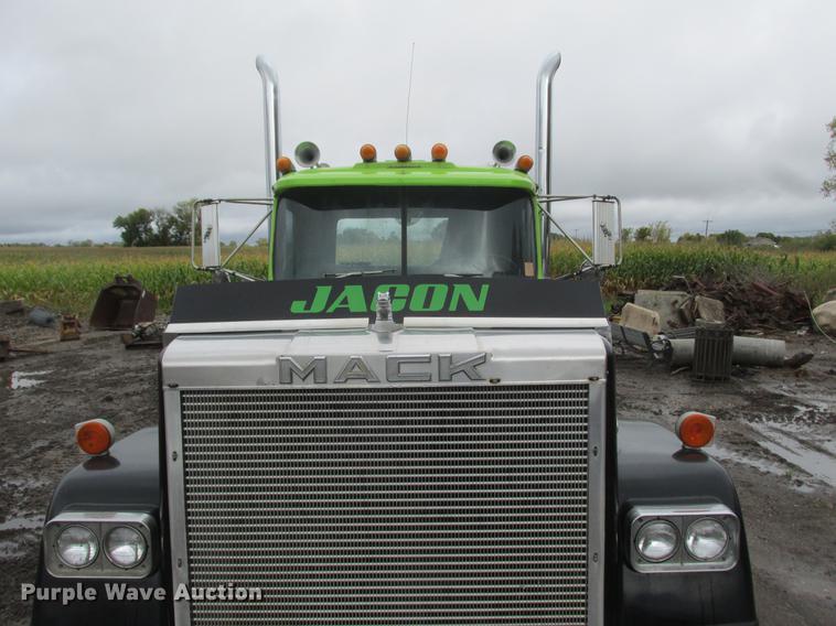 image for item K6113 1981 Mack RWS778LST semi truck