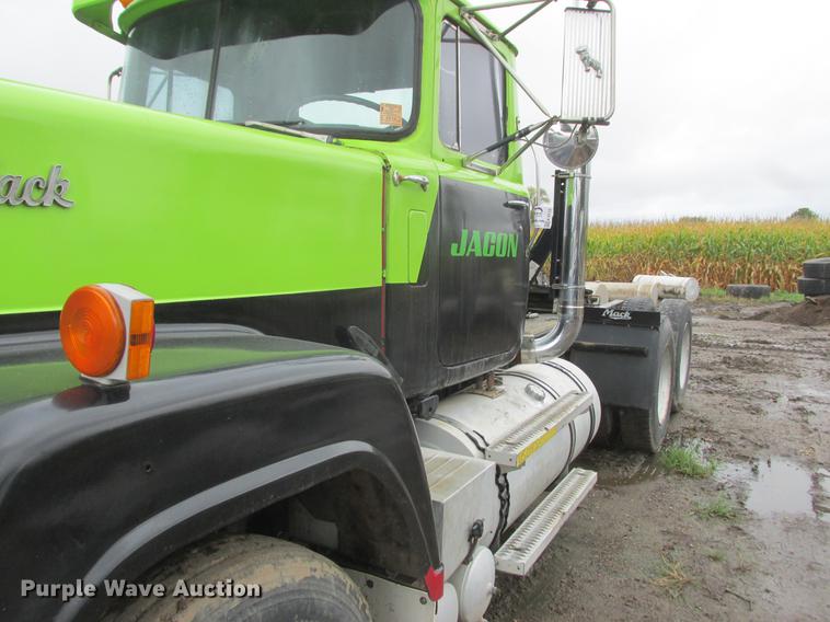 image for item K6113 1981 Mack RWS778LST semi truck